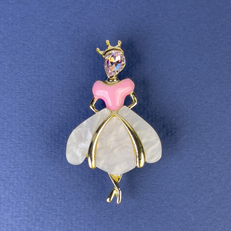 Brosche-Anhänger „Prinzessin“ – perlmuttfarbener Farbton, goldfarbenes Metall, 50 × 28 mm ± rosa Kristall