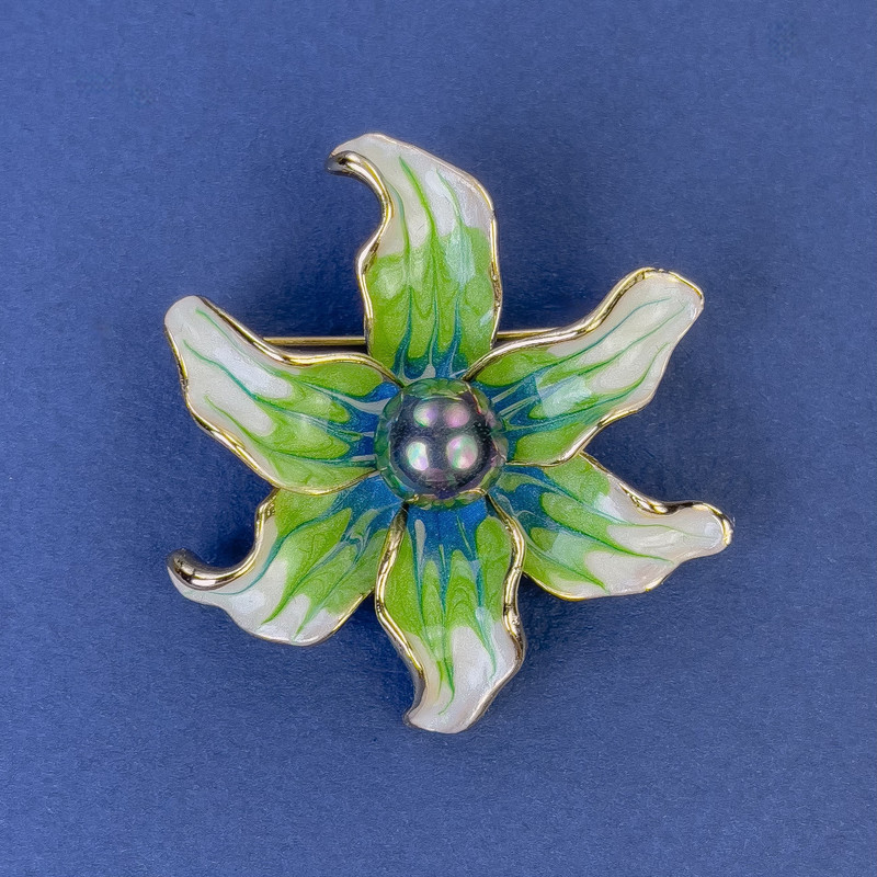 Brosche Blume, Durchmesser ca. 45 mm, grüne Emaille und Perle
