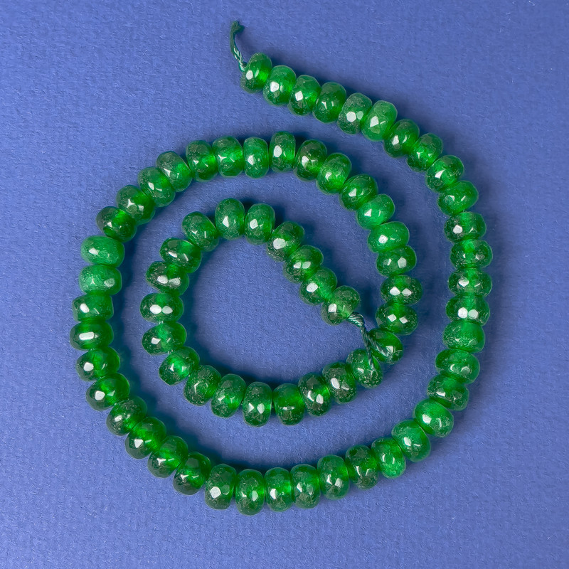 Chrysoprast-Rondellen, facettiert, Durchmesser ca. 8×5 mm, Länge ca. 37 cm, auf Faden