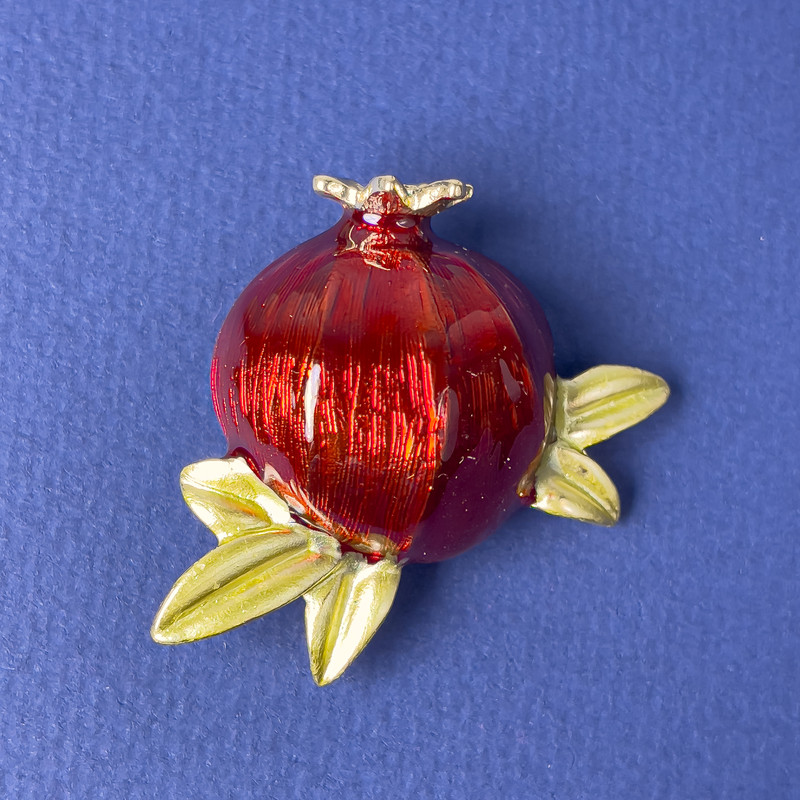 Brosche Granat rote und goldfarbene Emaille 38×37 mm ± goldfarbenes Metall