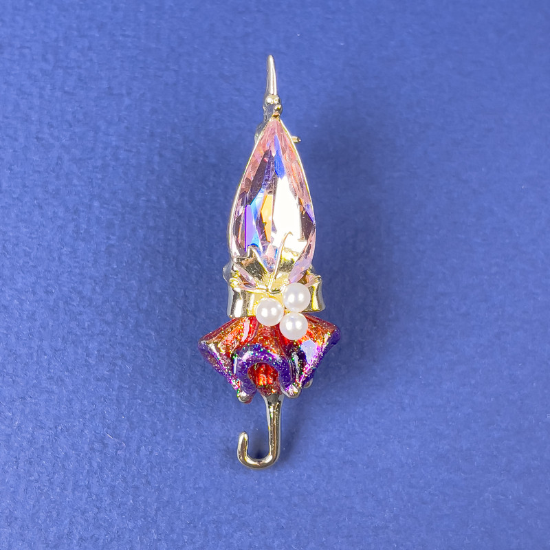 Parasol-Anstecknadel mit rosafarbenem Kristall und Perlen, 46×16 mm ±, goldfarbenes Metall