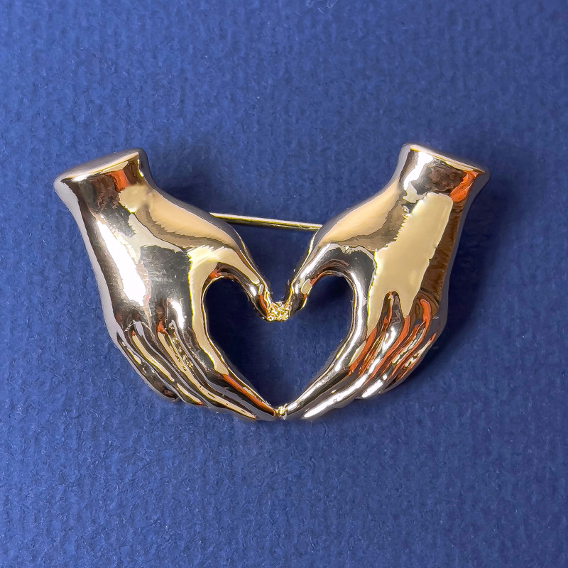 Brosche „Hände“ aus goldfarbenem Metall 42×28 mm+