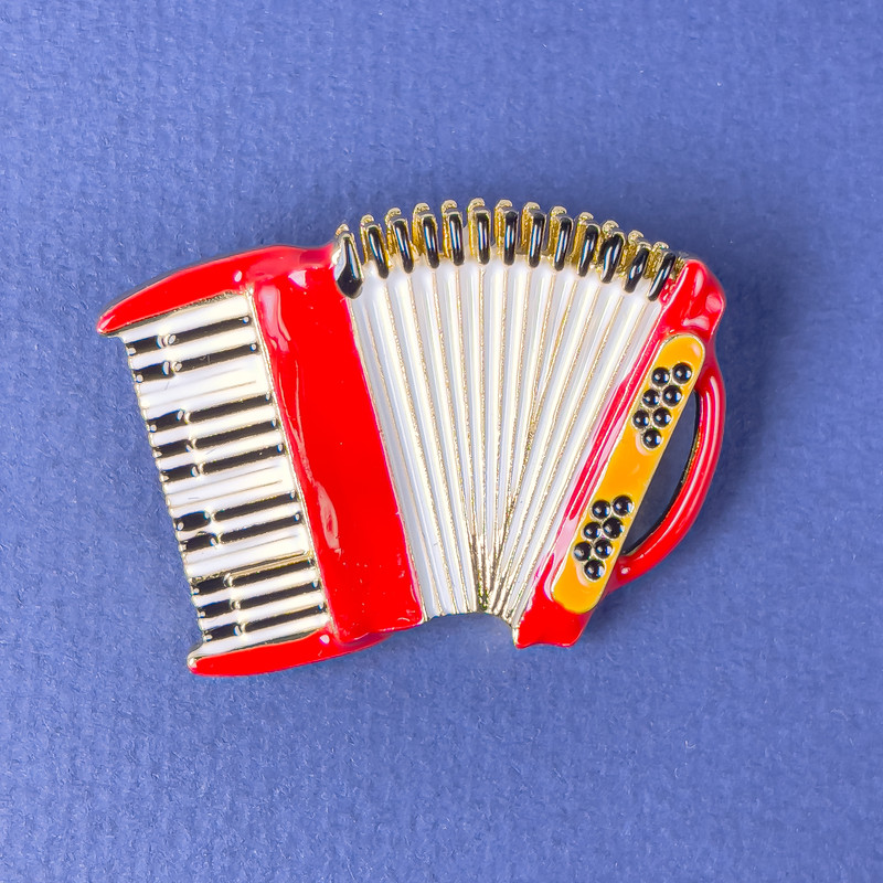 Brosche 'Akkordeon' rot, weiß, schwarz, Emaille, goldfarbenes Metall, 42×31 mm+