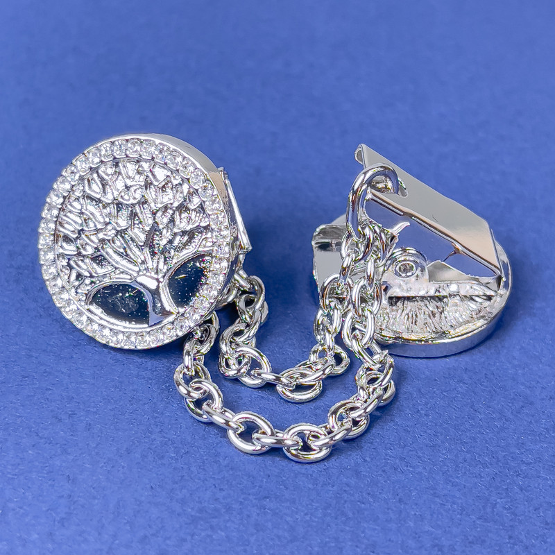 Brosche für Cardigans aus silberfarbenem Metall, weiße Strasssteine, Durchmesser ca. 20 mm, Kette ca. 9 cm