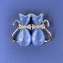 Brosche 'Katzen' mit blauem Katzenauge, weiße Strasssteine, goldfarbenes Metall, Durchmesser 31 × 38 mm +