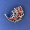 Feder-Brosche, weiße und rote Strasssteine, dunkel-silbernes Metall, Durchmesser 47×34 mm +