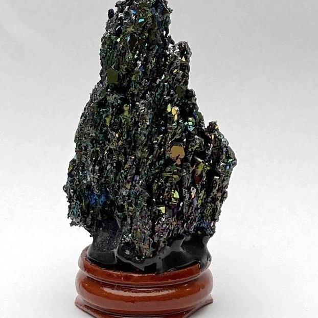 Souvenirstein, unbehandelter Chalcopyrit auf einem Ständer 46×24 mm+