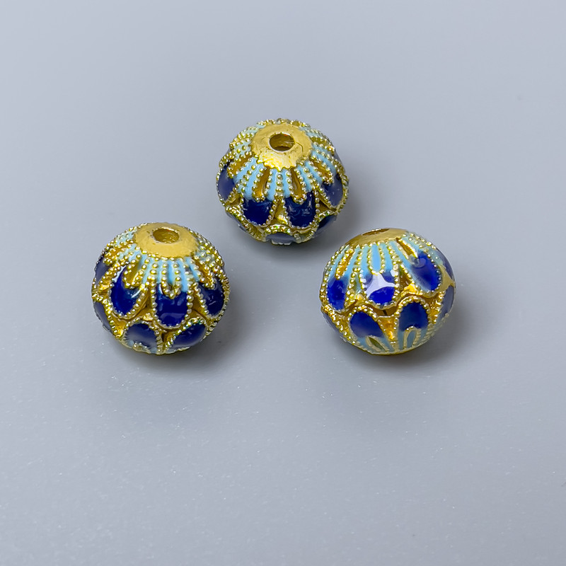 Cloisonsperle, blau-hellblaue Emaille, Durchmesser 10×9,5 mm, Lochdurchmesser 2 mm, goldfarbener Metallton, 1 Stück