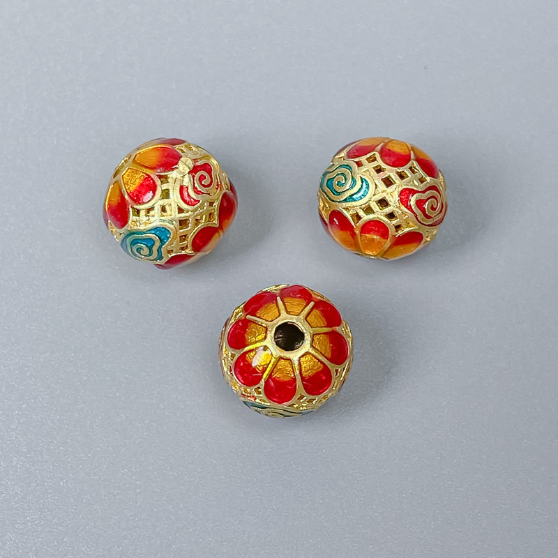 Cloisonsperle rot-gelb-grün emailliert, Durchmesser ca. 10×9 mm, Loch Ø 2 mm, goldfarbener Metallton, 1 Stück