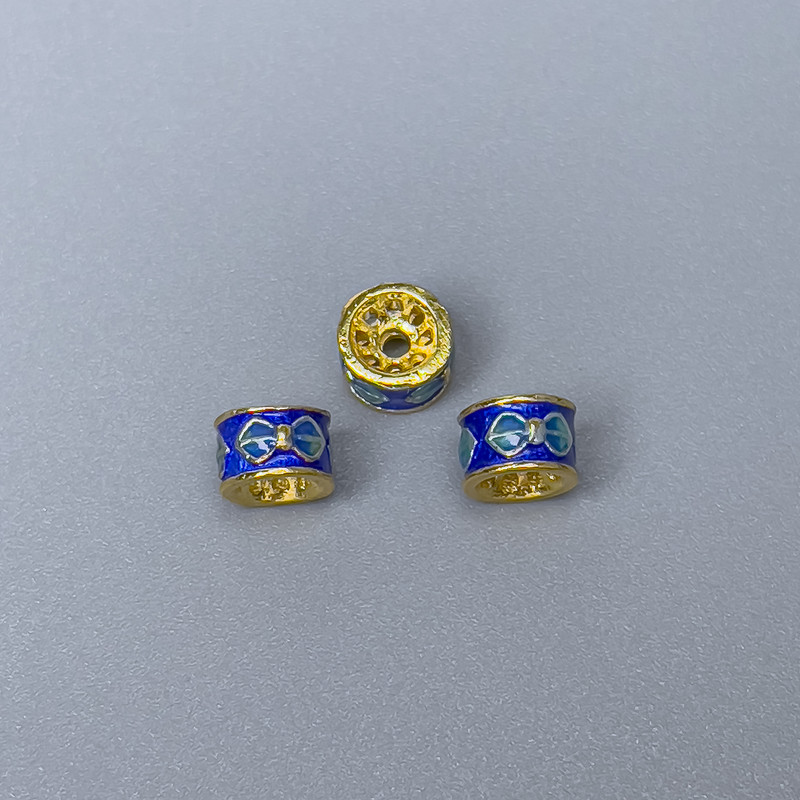 Cloisonné-Rondellperle, blau-hellblaue Emaille, Durchmesser 6×4 mm ± Lochdurchmesser 1 mm, goldfarbener Metall, 1 Stück