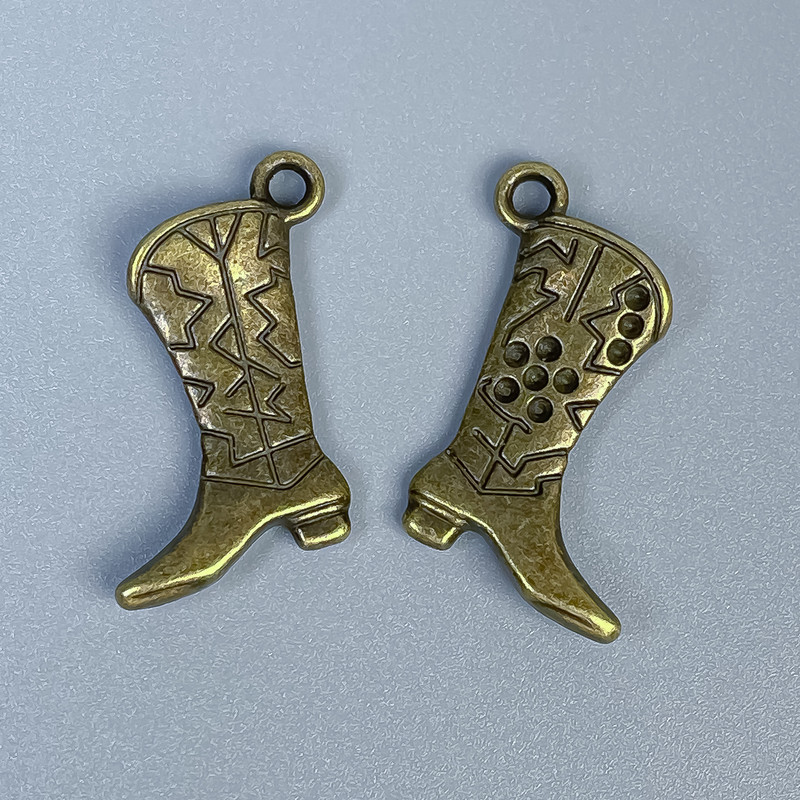Anhänger „Stiefel“ – bronzefarbenes Metall, Maße 22 × 14 × 2 mm ± Loch Ø 2,5 mm ± Verpackung 8 Stück