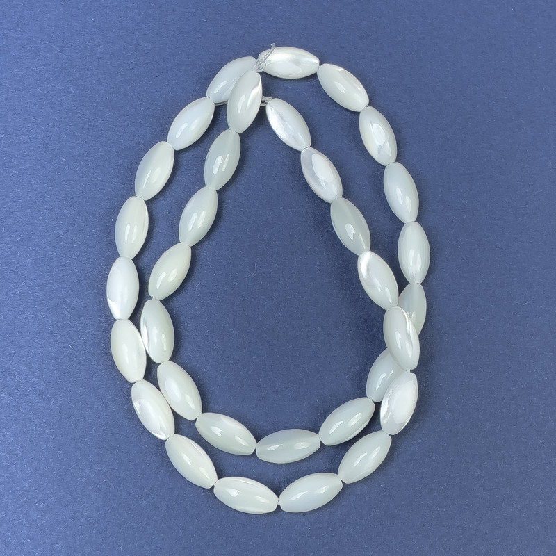 Perlmuttperlen auf Schnur, Körnerform, Durchmesser 12 × 6 mm, Länge 38 cm