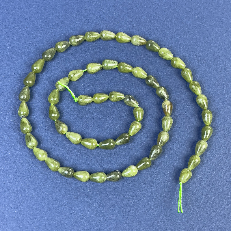 Jadeit-Tropfenperlen 7×4 mm, auf Schnur, Länge ca. 39 cm+