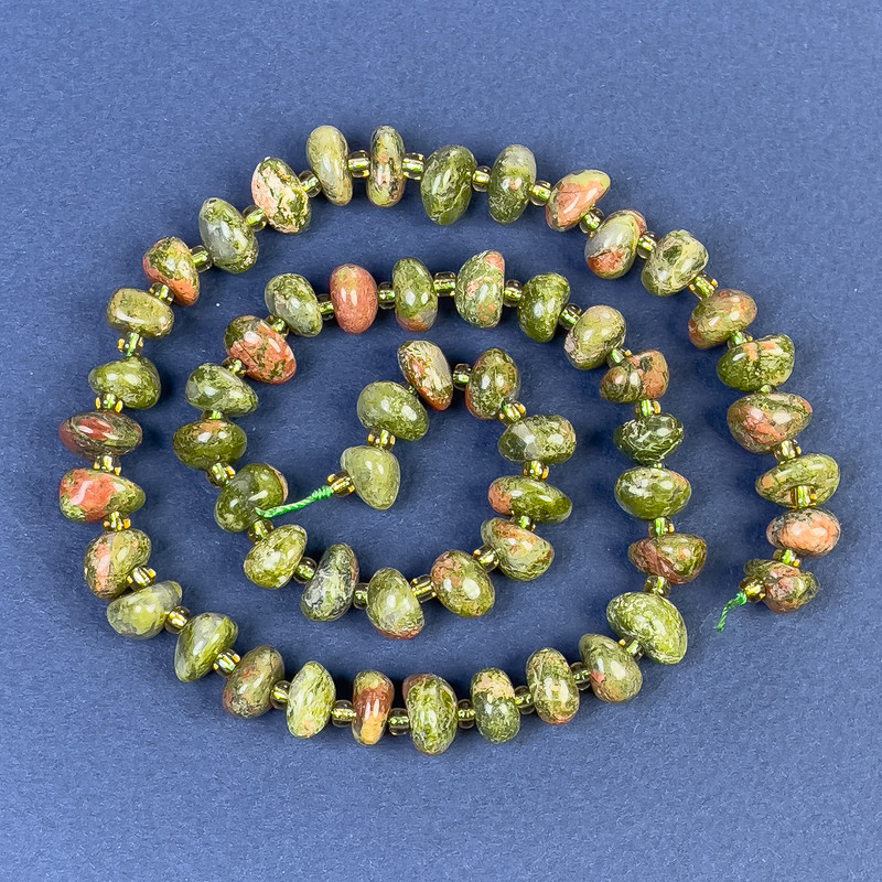 Jaspis-Heliotrop-Perlen, facettierte Perlen 8–11 × 5–6 mm ±, mit 3 mm Seed-Beads ± auf der Schnur, Länge ca. 40 cm