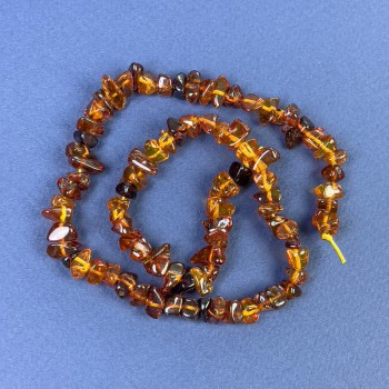 Bernstein-Krümel-Perlen 6–10×4 mm, auf der Schnur, Länge ca. 38 cm+