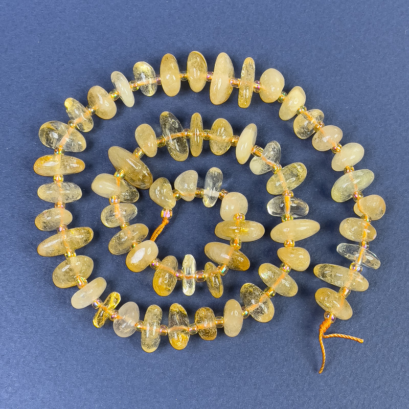 Citrin-Perlen, geglättet, 9–13 × 4–6 mm, ±, mit 2 mm Rocailles, auf Schnur, Länge ca. 40 cm