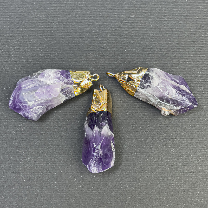 Anhänger aus unbehandeltem Amethyst, 37×15 mm ± goldfarbenes Metall