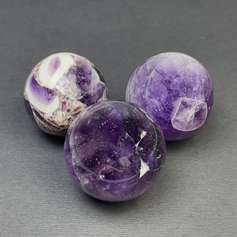 Preis pro 100 g. Kugel aus natürlichem Amethyst, Größe ca. 34 mm ±, Gewicht ca. 30 g