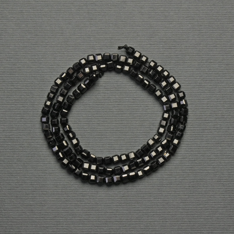 Turmalin-Perlen, facettierte Würfel, 3 mm ±, auf Schnur, Länge ca. 40 cm