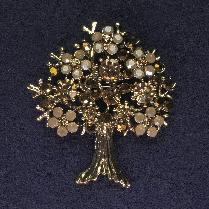 Brosche Baum mit Strasssteinen, goldfarbiges Metall, Durchmesser ca. 45 × 50 mm +