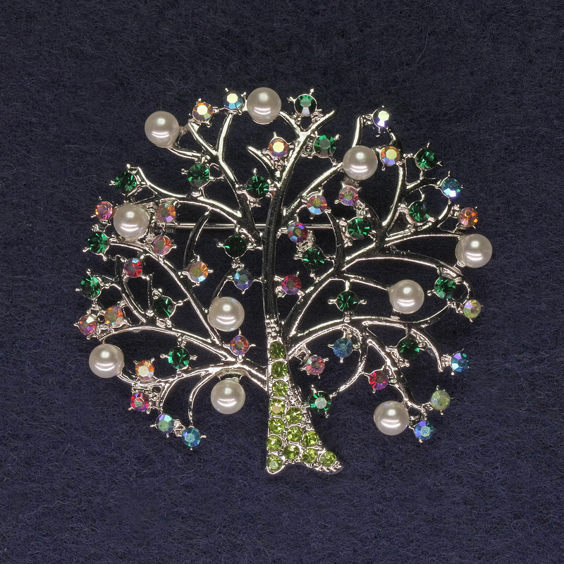 Brosche Baum mit Strasssteinen und Perlen, silberfarbenes Metall, Durchmesser 46 mm +