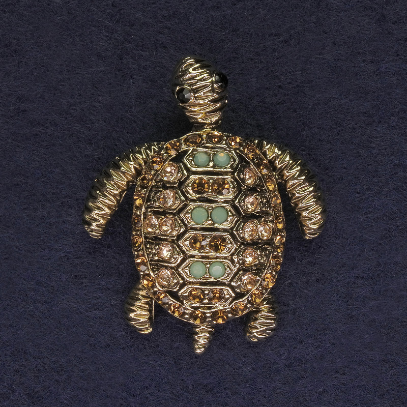 Brosche-Anhänger Schildkröte mit bunten Strasssteinen aus goldfarbenem Metall 37 × 32 mm+