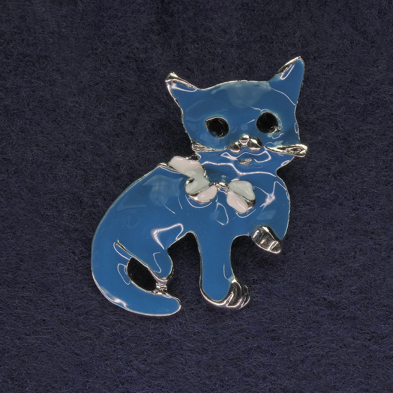 Brosche Katze in Blau, Emaille, schwarze Strasssteine, silberfarbenes Metall, 40×23 mm+