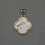 Anhänger in Form eines Kleeblatts mit Kaolinit-Einlage 16 × 18 × 4 mm ± goldfarbenem Metall