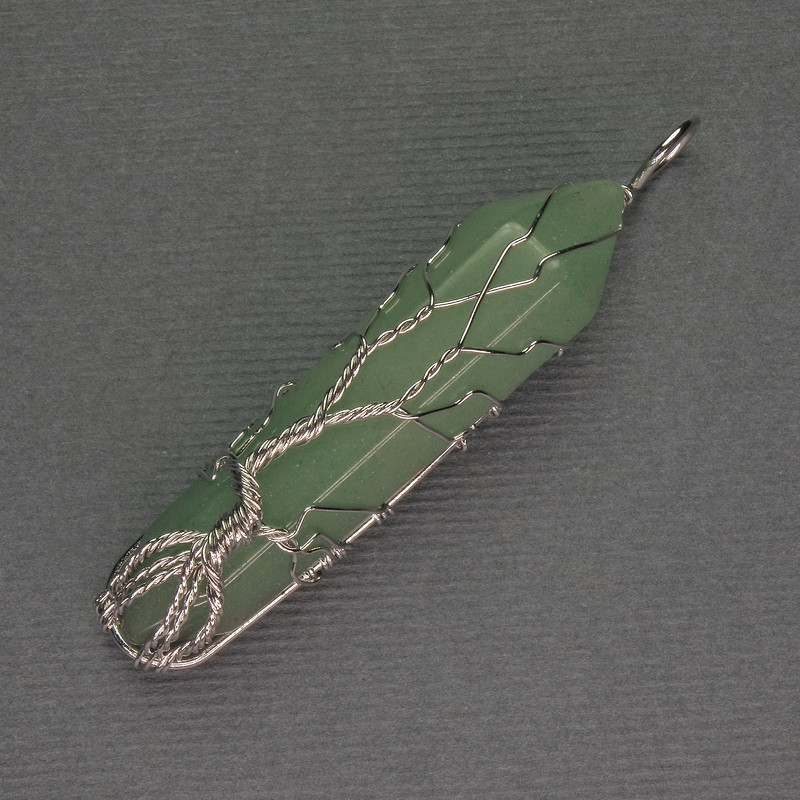 Anhänger aus Nephrit, sechseckiger Kristall, 12×50×57 mm ±, in silberner Ummantelung