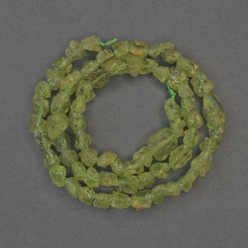 Chrysolit-Perlen, naturbelassenes Rohsteinmaterial, trommelgeschliffene Form, Durchmesser 6–9×5 mm ±, auf Schnur, Länge ca. 38 cm+