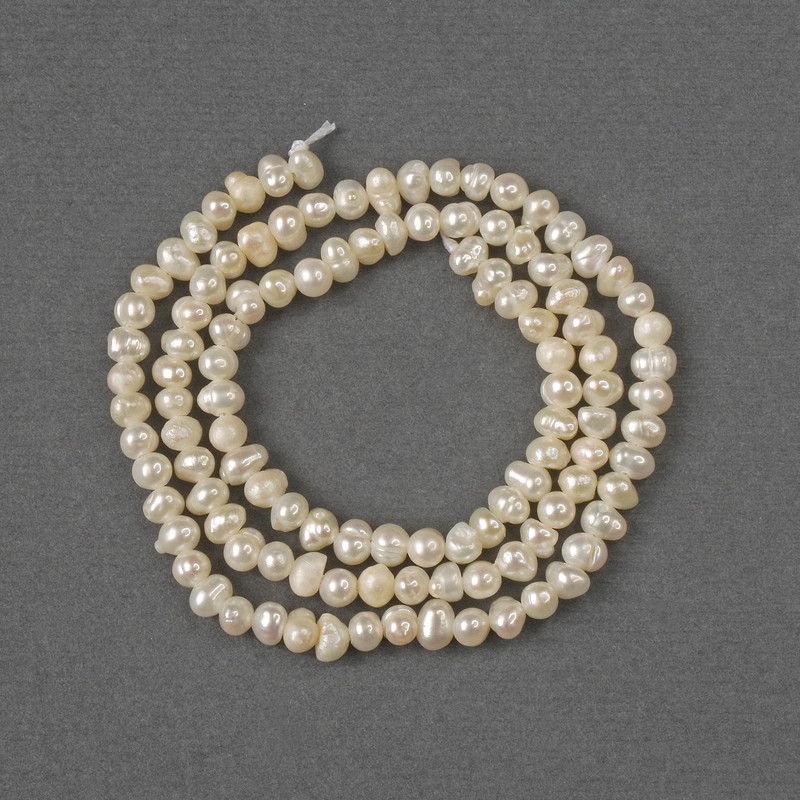 Perlen aus natürlichen Süßwasserperlen, 3×4–4,5 mm, Länge ca. 34 cm, auf einer Schnur