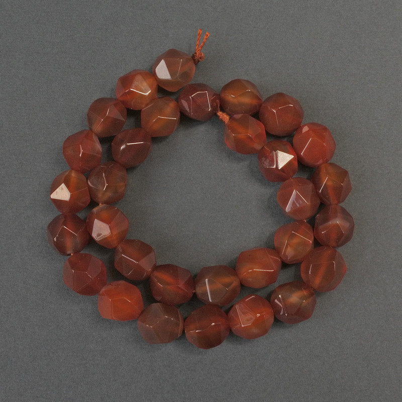 Karneol-Perlen, facettierte Mehrkantform, Durchmesser 12 x 10 mm, Länge ca. 37 cm, auf Schnur