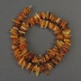 Bernsteinstücke-Perlen, Durchmesser ca. 9–14×3 mm, Länge ca. 39 cm, auf Nylonfaden