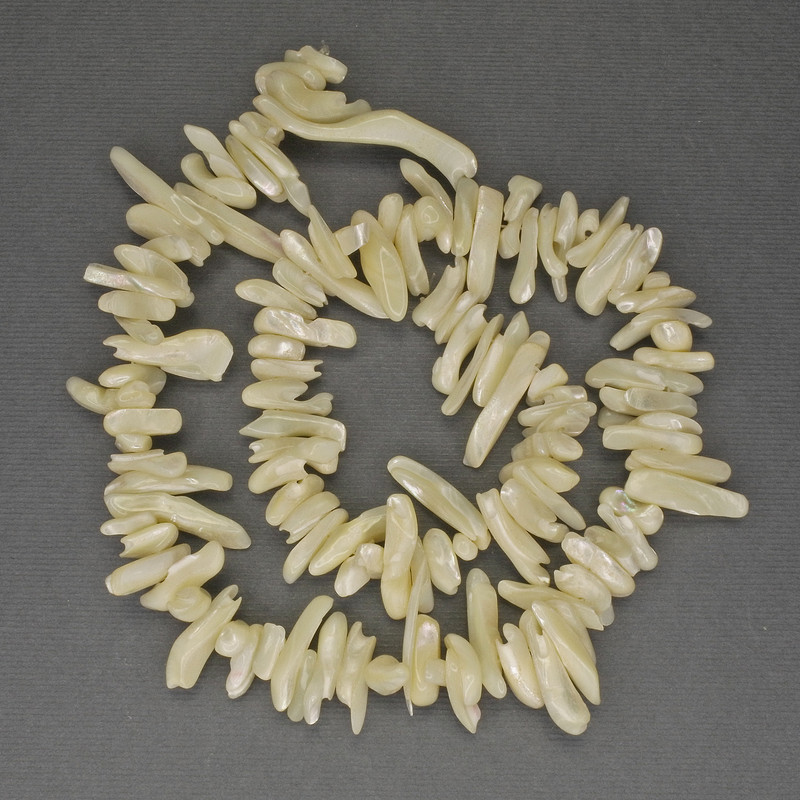 Perlmuttkörnchen in Nadelform, Durchmesser 11–25 mm und Dicke 2–5 mm, Länge ca. 40 cm, auf Faden