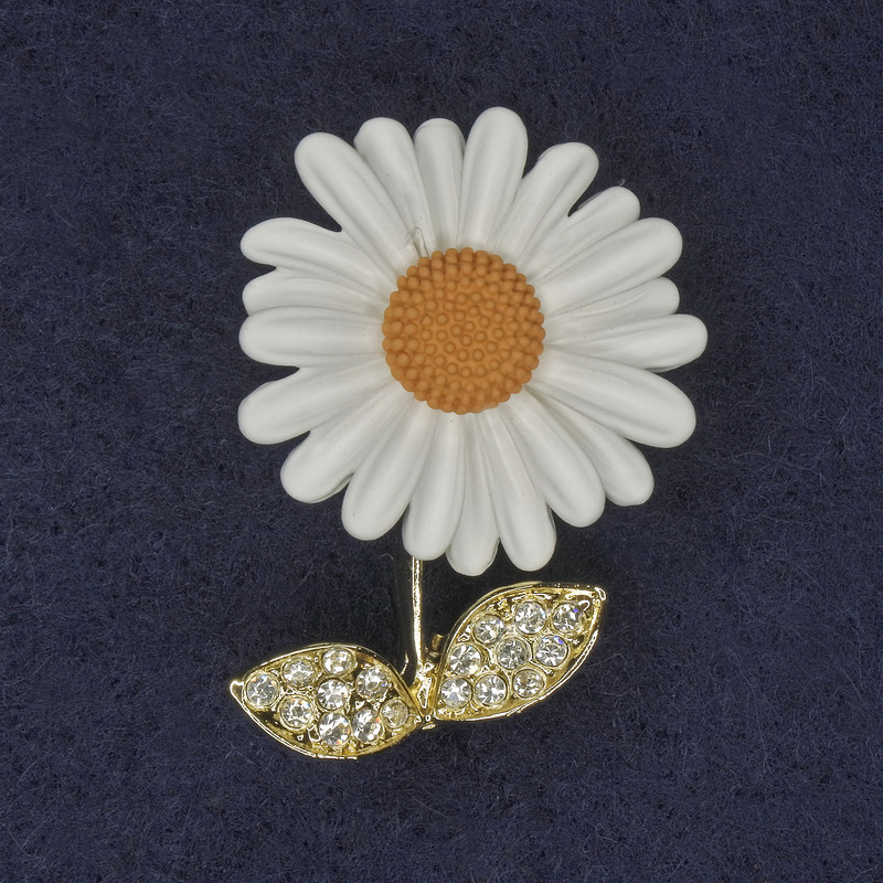 Brosche „Gänseblümchen“ mit weißen Strasssteinen, weißer und gelber Emaille, goldfarbenes Metall 39×32 mm+