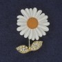 Brosche „Gänseblümchen“ mit weißen Strasssteinen, weißer und gelber Emaille, goldfarbenes Metall 39×32 mm+