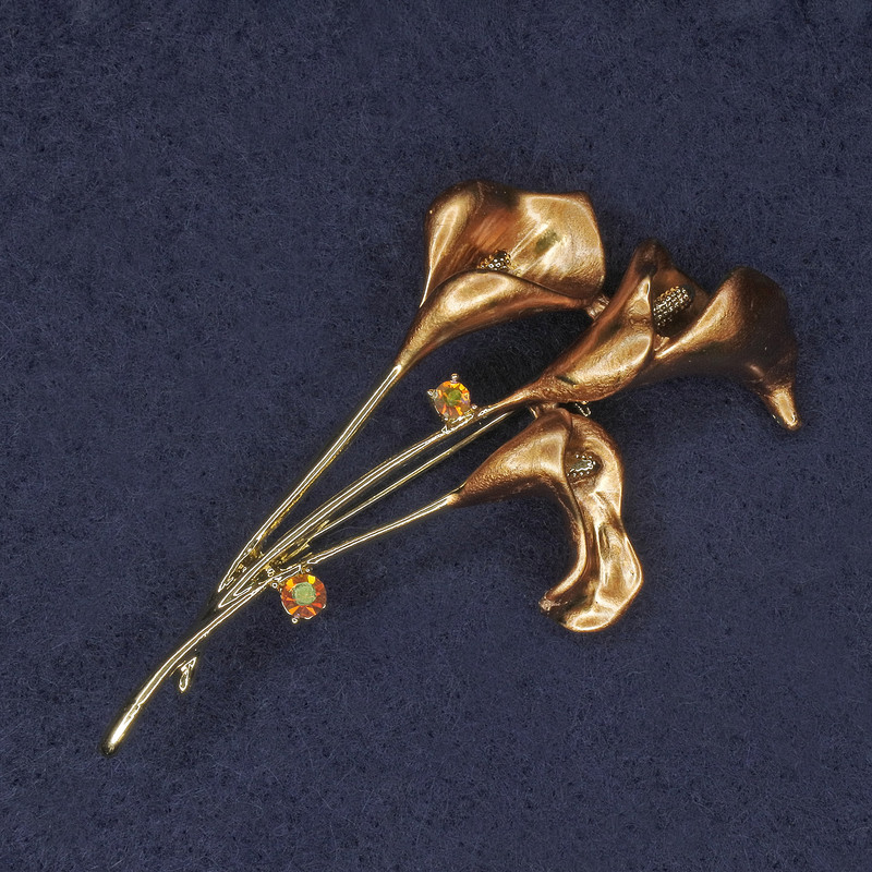Brosche Kala mit brauner Emaille und Strasssteinen