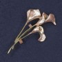 Brosche Kala – rosafarbene Strasssteine, rosa Emaille, goldfarbenes Metall, 35×60 mm