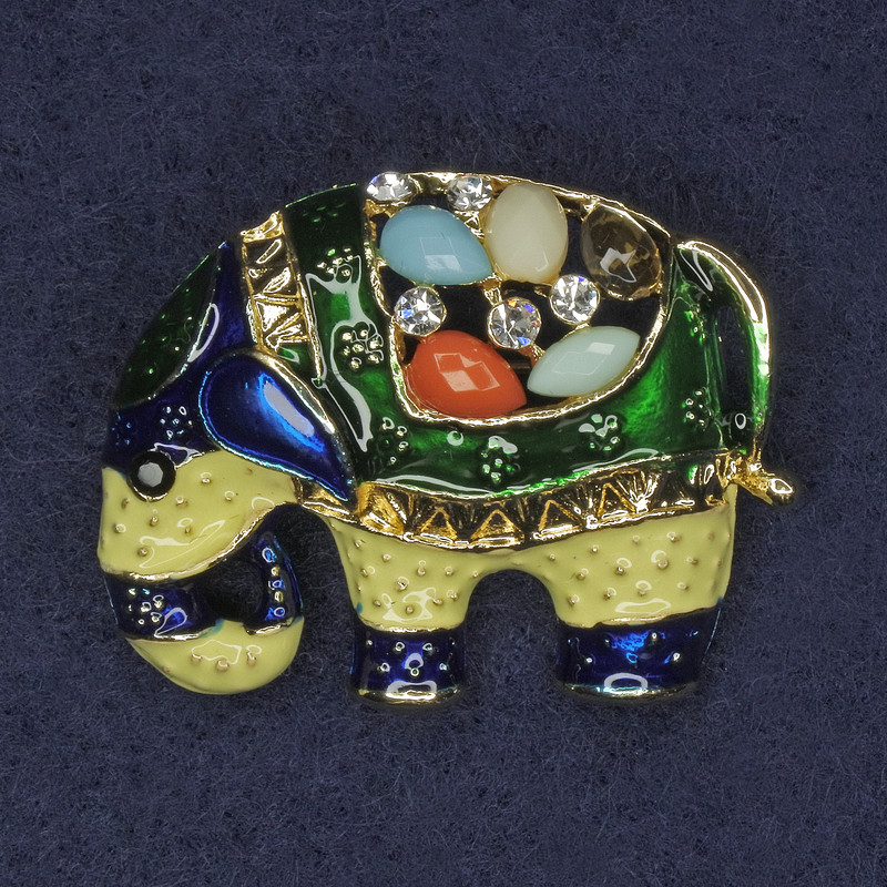 Brosche Elefant mit Strasssteinen und bunten Steinen, Emaille, goldfarbenes Metall, 35×26 mm+