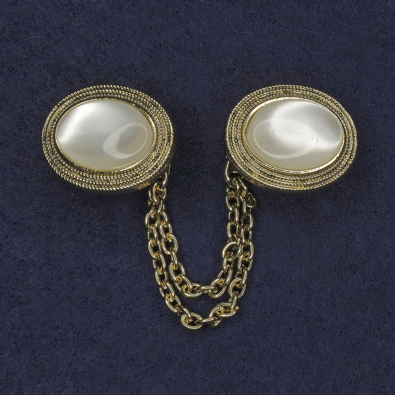 Brosche für Cardigans mit weißem Katzenauge – oval, Durchmesser ca. 26 × 20 mm ± goldfarbenes Metall, Kette, Länge ca. 9 cm