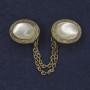 Brosche für Cardigans mit weißem Katzenauge – oval, Durchmesser ca. 26 × 20 mm ± goldfarbenes Metall, Kette, Länge ca. 9 cm