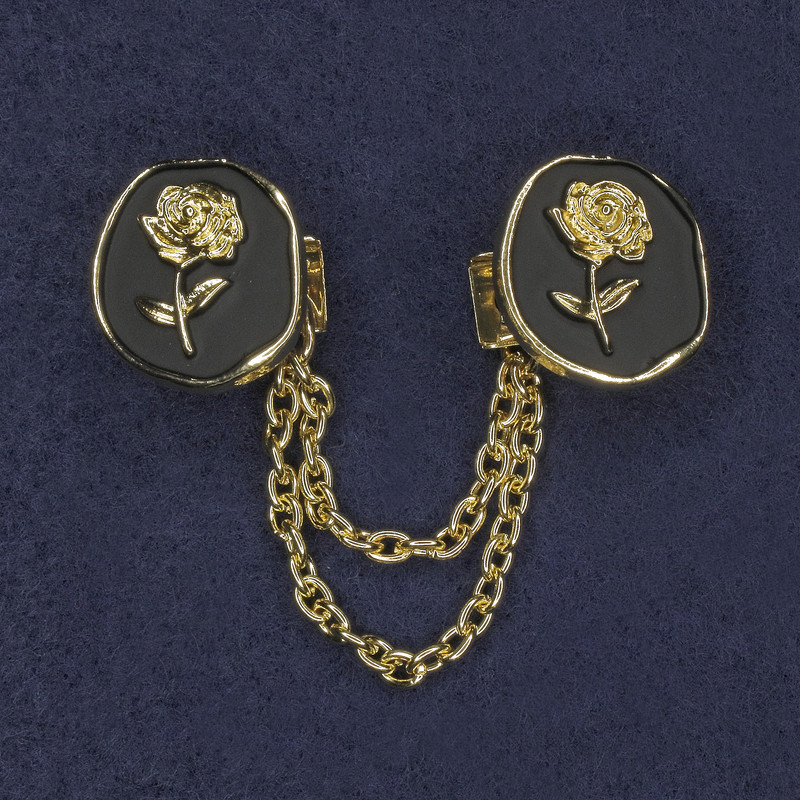 Brosche für Cardigans, schwarze Emaille und goldfarbenes Metall, Durchmesser ca. 20 mm, Kette, Länge ca. 9 cm