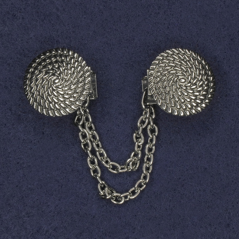 Broschenverschluss aus silberfarbenem Metall, Durchmesser ca. 20 mm, Kette ca. 9 cm lang