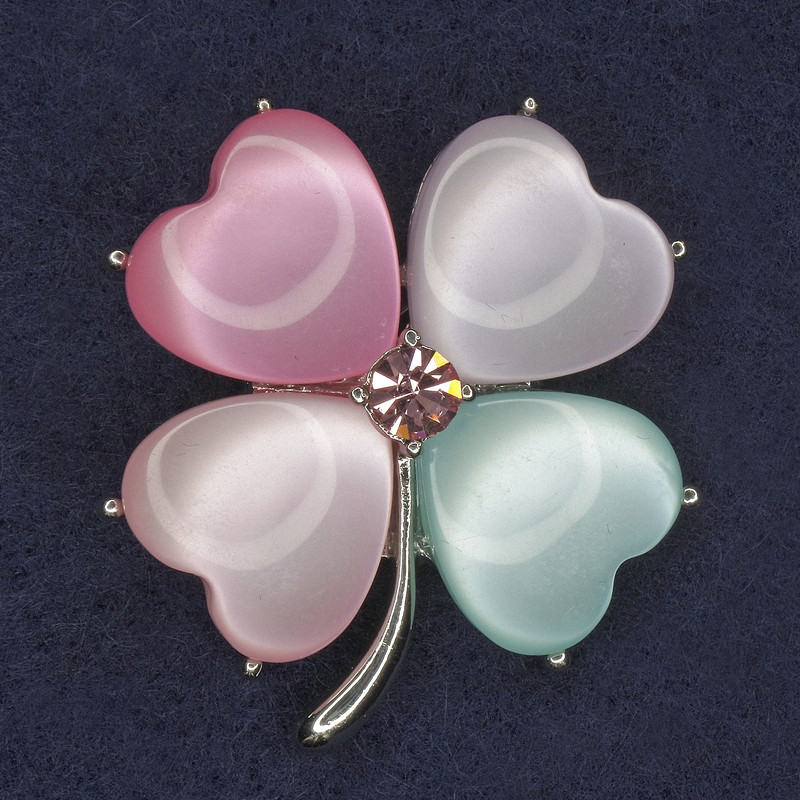 Brosche Kleeblatt bunt Katzenauge rosa Kristall silberfarbenes Metall, Abmessungen 36×40 mm +