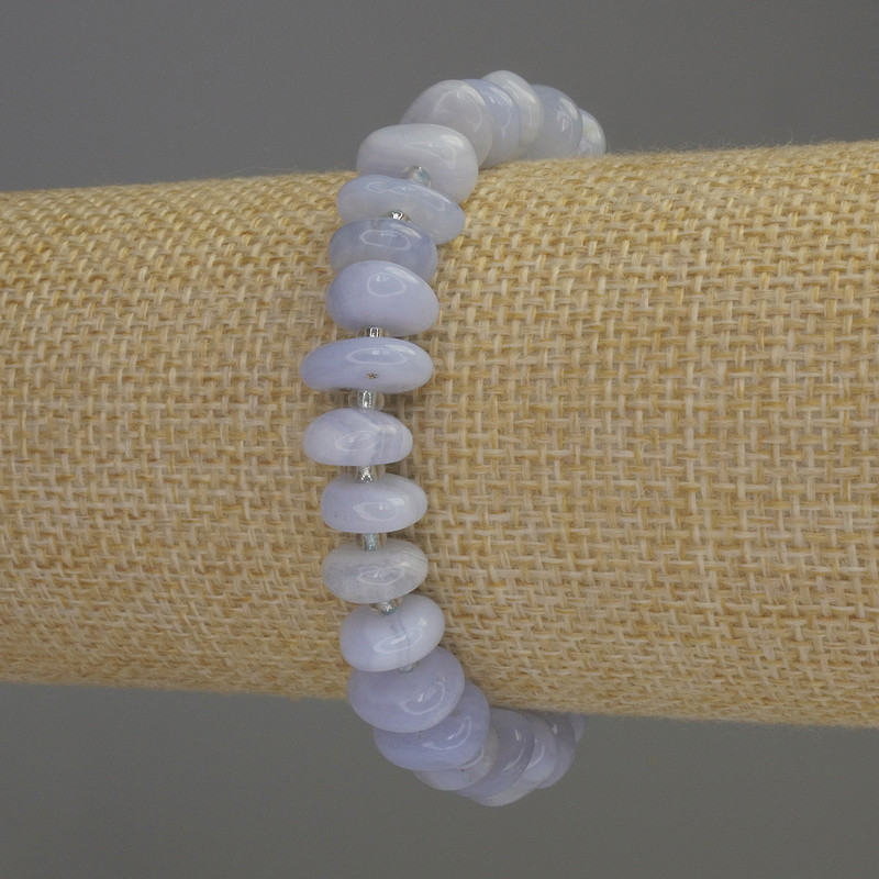Armband aus blauem Achat, facettiert, Maßen ca. 11 × 4 mm, kleinere Seed-Beads ca. 3 mm, Länge 18 cm, Stretch-Armband