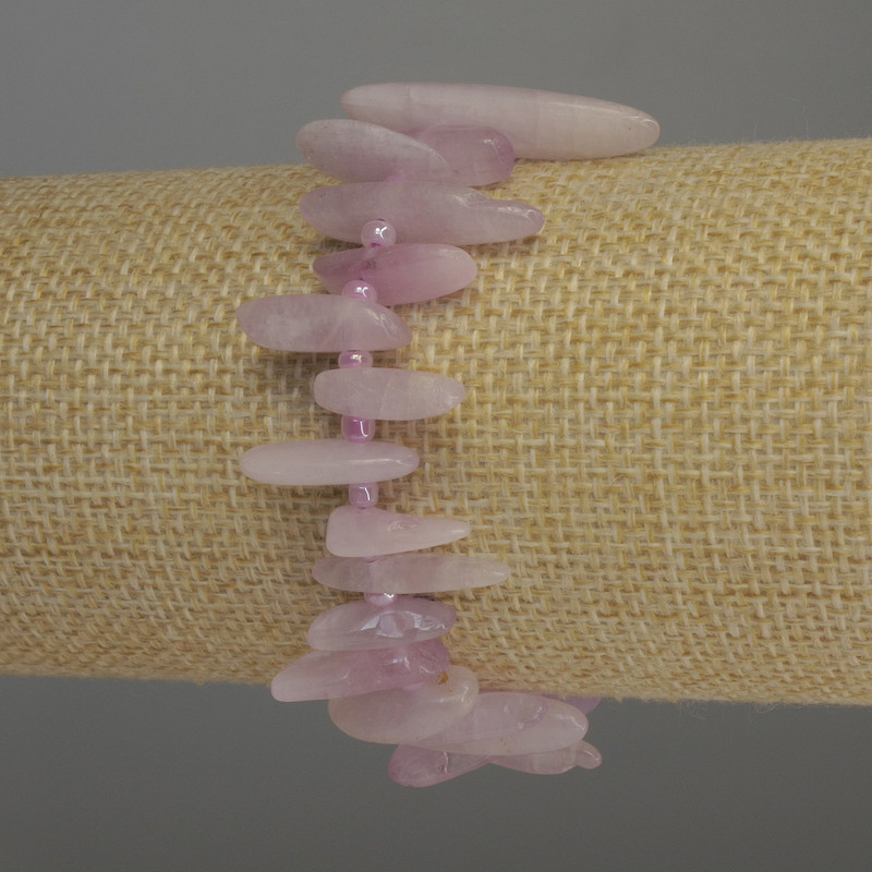 Kunzit-Armband, nadelförmige Splitter 13–20 mm, mit Glasperlen 3 mm, elastisches Band, Länge 18 cm