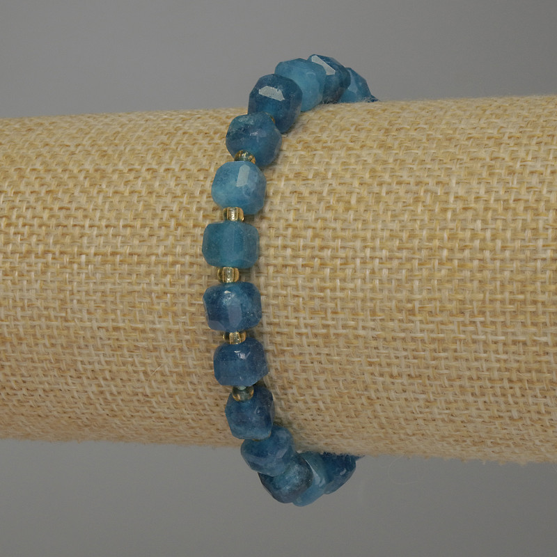 Armband aus facettiertem Apatitwürfel, Abmessungen ca. 7×6 mm, Länge ca. 18 cm, Stretcharmband