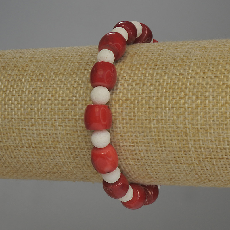 Armband aus weißer Schwammkoralle – facettierte 9×7 mm Kugelperlen, Ø 7 mm, Länge ca. 18 cm, Stretch