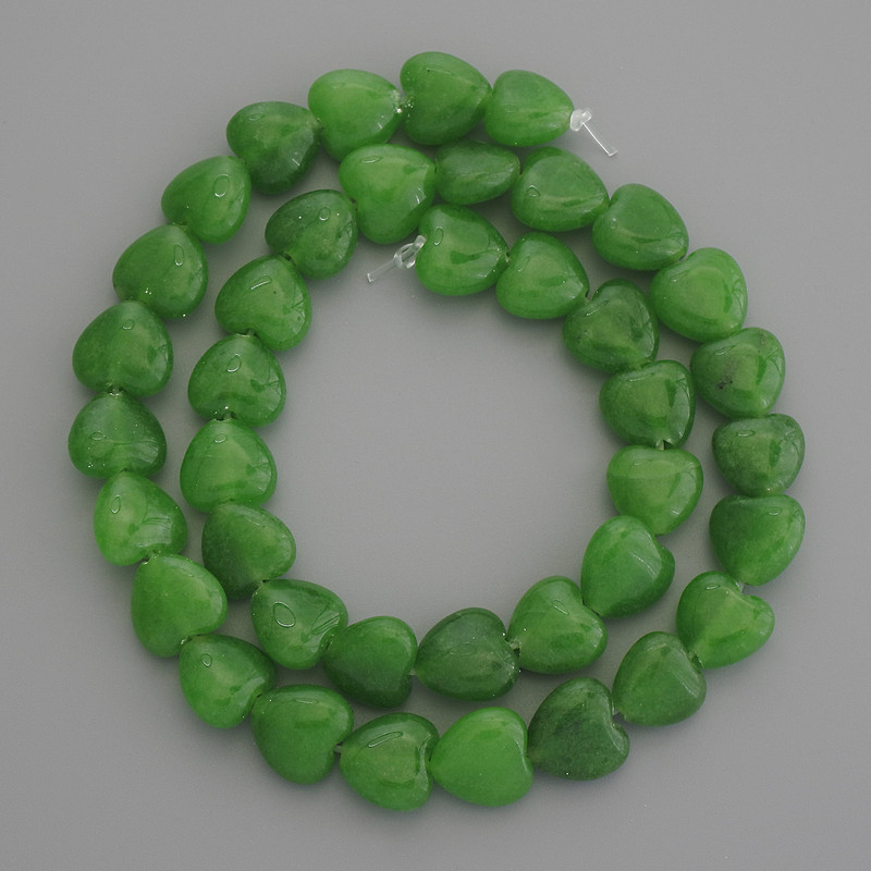 Chrysopras-Herzperlen, Durchmesser 10 × 10 mm, auf einer Schnur, Länge ca. 37 cm