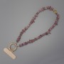Handyanhänger aus Erdbeerquarz – Kieselchen 7–15 × 2–4 mm, Ringdurchmesser 24 mm, Länge ca. 40 cm (Bead-Länge ca. 37 cm)